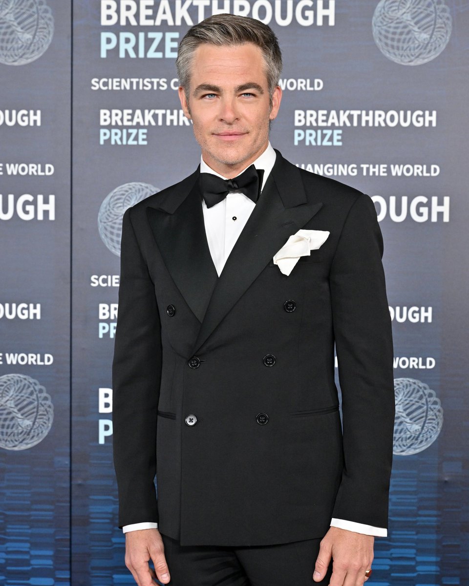 Actor #ChrisPine wears an #RLPurpleLabel tuxedo to the Breakthrough Prize ceremony.

#RLRedCarpet