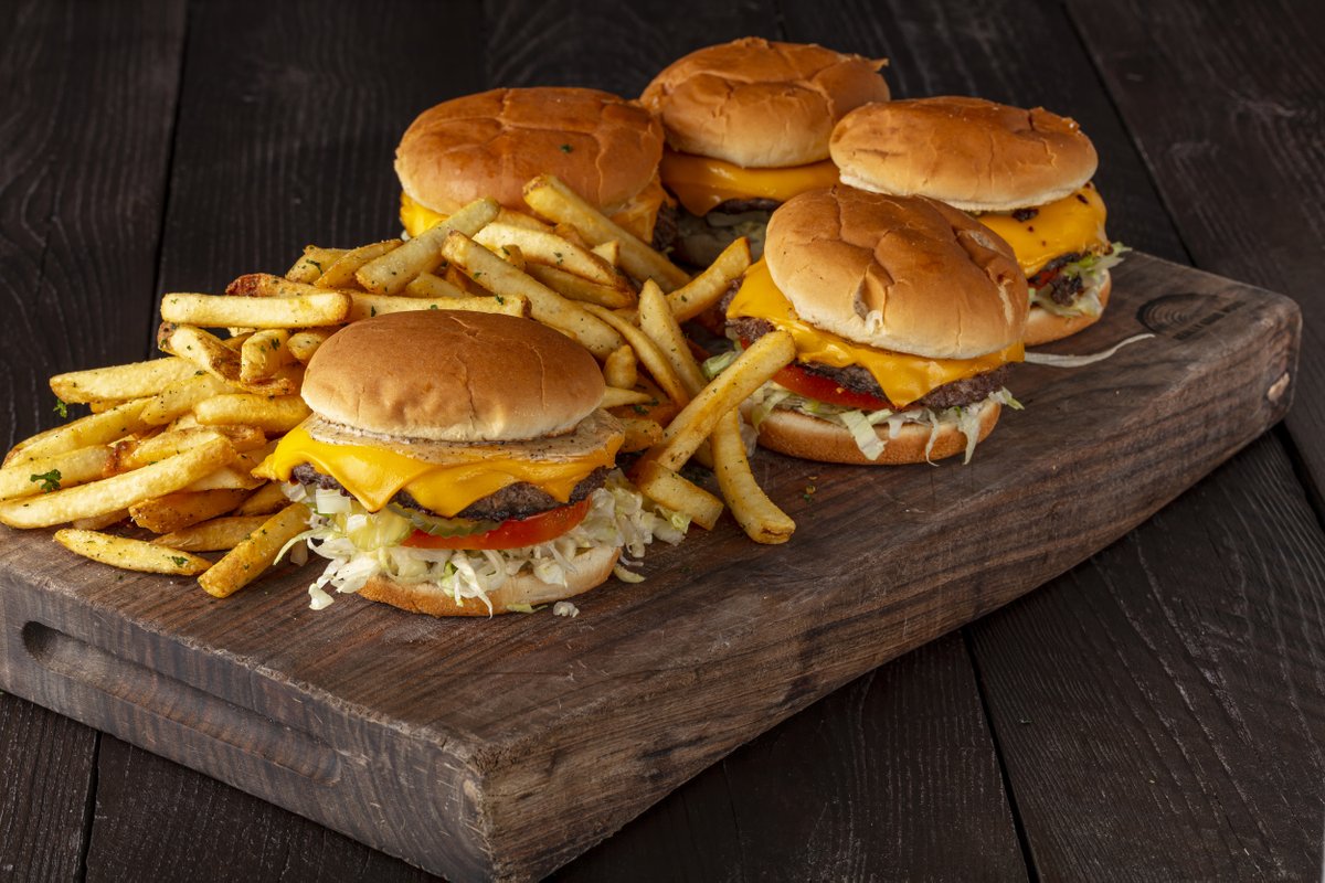 Looking for an easy and delicious way to feed your family tonight? Our complete family meals are perfect! With 13 amazing options to choose from, you'll have a hard time deciding which one to order! bennettskitchen.com/specials/

#FamilyMeals