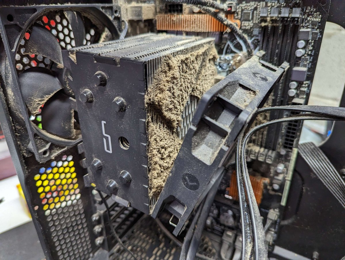 HobbesCaltous's tweet photo. Some photos from a project that came in last week. I wonder why they kept getting blue screened. #hmods #pcmodding @pcmasterrace_official
http//www.youtube.com/c/hmods https://t.co/qxIfhzUyC4