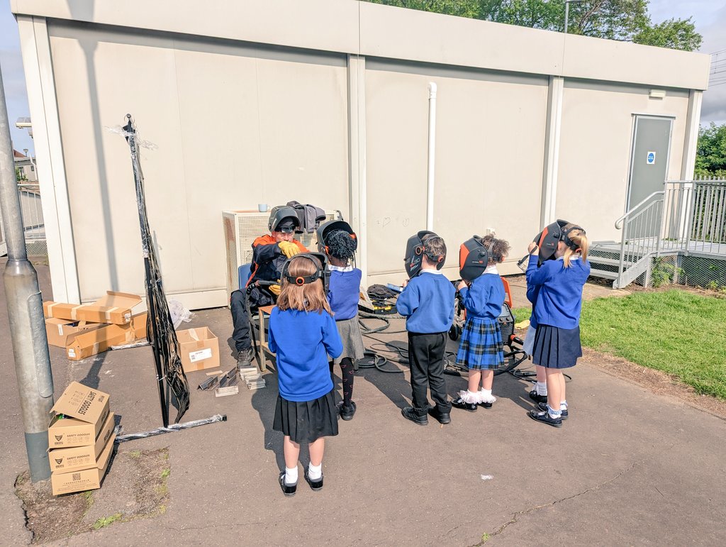 MrsStojanovic's tweet photo. We were very excited to be visited by Mr Vaill today who told us all about his job as a welder! We got to wear some special protective equipment and see him welding some metal together. #worldofwork @HarkinsMrs (2/2) https://t.co/dqO45BdXki