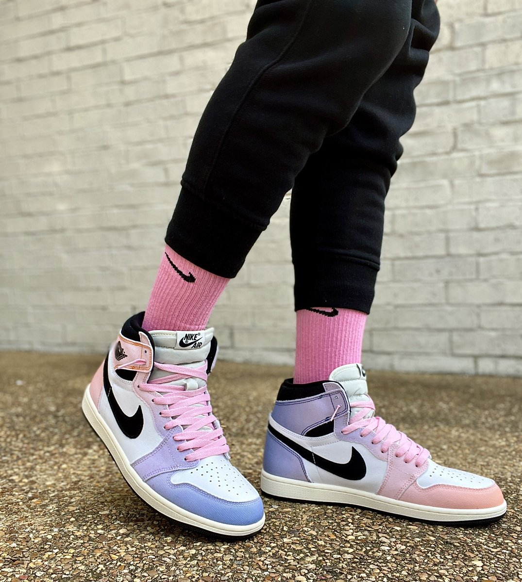 luvkicks4life's tweet photo. Peace☮️ and love💟 family. Let’s start the work week off with a bang🧨💥Happy Monday my peeps😎🙌🏽🥳 

#kotd AJ1 Skyline

 #snkrsliveheatingup #snkrskickcheck #yoursneakersaredope #kickcheck #Mondayvibes #PositiveVibesOnly #GotitOnStockX https://t.co/kvyfnQdXJs
