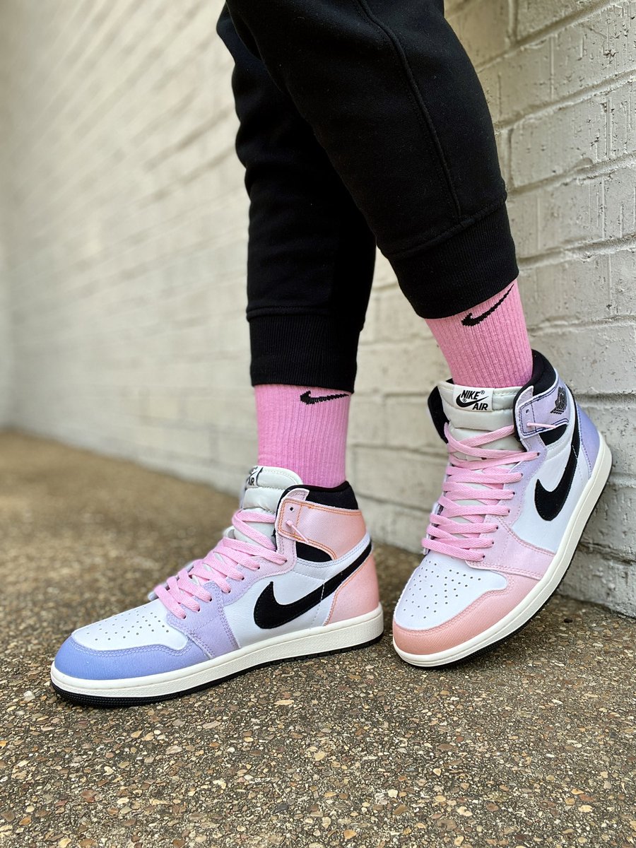 luvkicks4life's tweet photo. Peace☮️ and love💟 family. Let’s start the work week off with a bang🧨💥Happy Monday my peeps😎🙌🏽🥳 

#kotd AJ1 Skyline

 #snkrsliveheatingup #snkrskickcheck #yoursneakersaredope #kickcheck #Mondayvibes #PositiveVibesOnly #GotitOnStockX https://t.co/kvyfnQdXJs