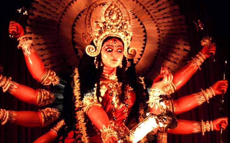 On her 2 sides are Laxmi, Saraswati, Kartik, and Ganesh. A Tiwari family from Azamgarh was appointed by the royal Sena dynasty for daily worship of the deity of Dhaka. In 1960, the descendants of that Tiwari family came to Kolkata and were re-appointed, to serve as Goddesses.