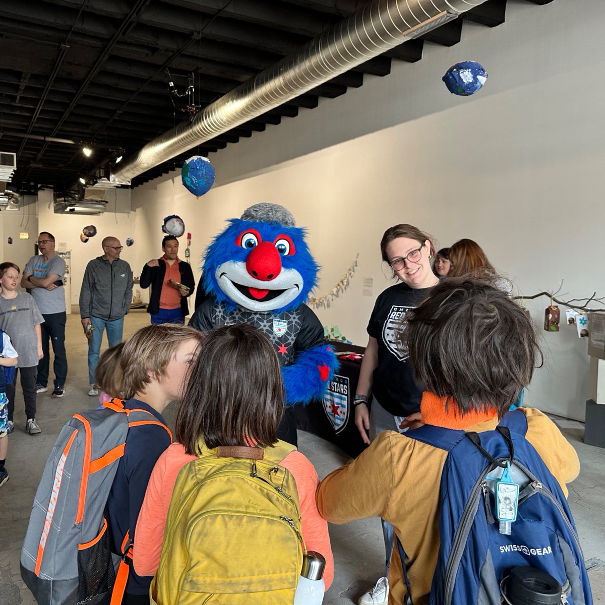 theChicagoStars's tweet photo. This past weekend we visited the @DankHaus Saturday school to share information about camps and clinics with families. Supernova surprised the kids after school, took photos, and gave out high fives 👋 https://t.co/nH07cY5jZm
