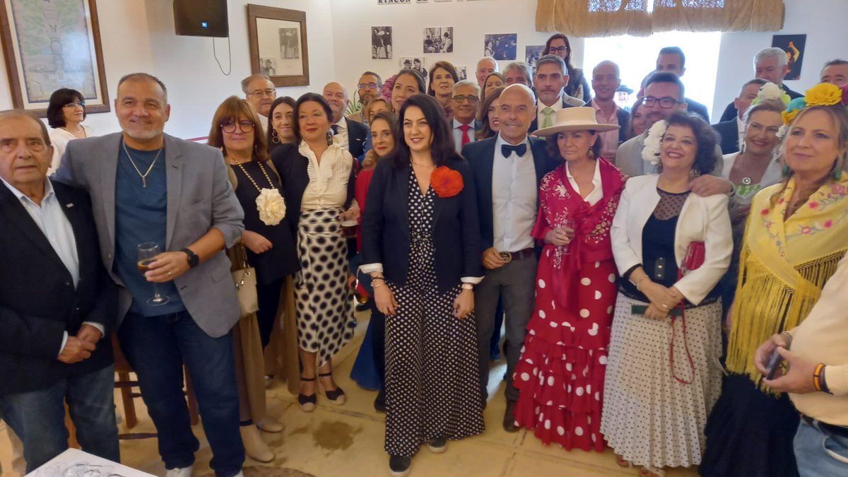 AntonioHurtado's tweet photo. Con la Asociación de Relaciones Públicas  #Esperanza #ElCambioParaCórdoba #AntonioHurtado #VotaPSOE 🌈💚🌹 https://t.co/qyusJ4iHqE