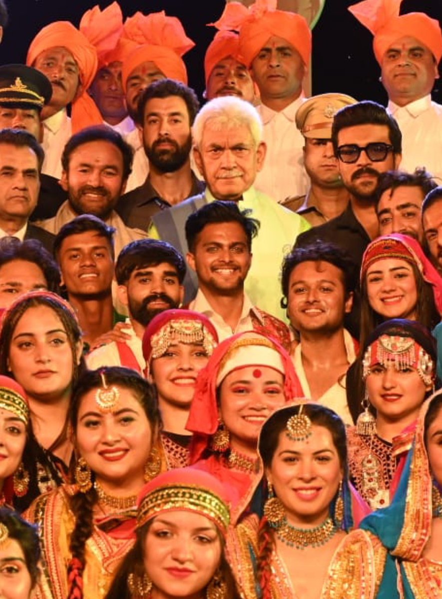 J&K LG Shri @manojsinha_ along with global star @AlwaysRamCharan, Union Tourism Minister @kishanreddybjp
 @amitabhk87 & CS J&K Dr Arun Kr Mehta with folk artists from #Kashmir at Srinagar during #G20Summit

@g20org

 #G20InKashmir #RamCharan #India #G20Srinagar