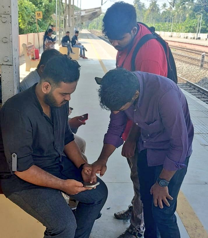 drm_tvc's tweet photo. A special drive for familiarisation &amp; registration of UTS Mobile App for passengers at irinjalakuda railway station lead by
NSS Student Volunteers of
Universal Engineering College, Vallivattom. @nsstvm 
#tvcUTSuse100 #target100 https://t.co/yoZ55mA744