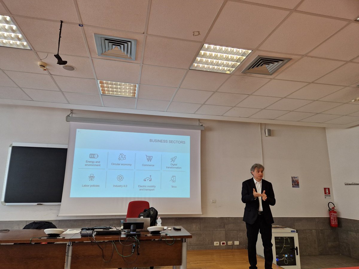 Great lesson today at @UnivRoma3 on Digital Lobbying led by Claudio Di Mario @ingdimario  @Adl_Consulting for the students of Digital Citizenship in Eu @edicromatre