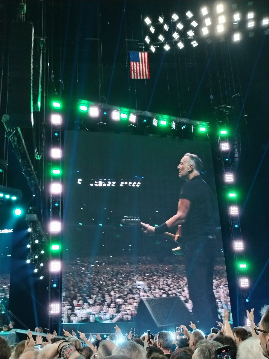 MaionOvivier's tweet image. Quand 1 semaine après tu as toujours la tête dans les étoiles comme le drapeau américain qui flottait au dessus de la scène.. 🌟 Thank U @springsteen and the E street band ❤️❤️😍 #SpringsteenTour2023 #springsteenparis @BruceTourNews @StevieVanZandt