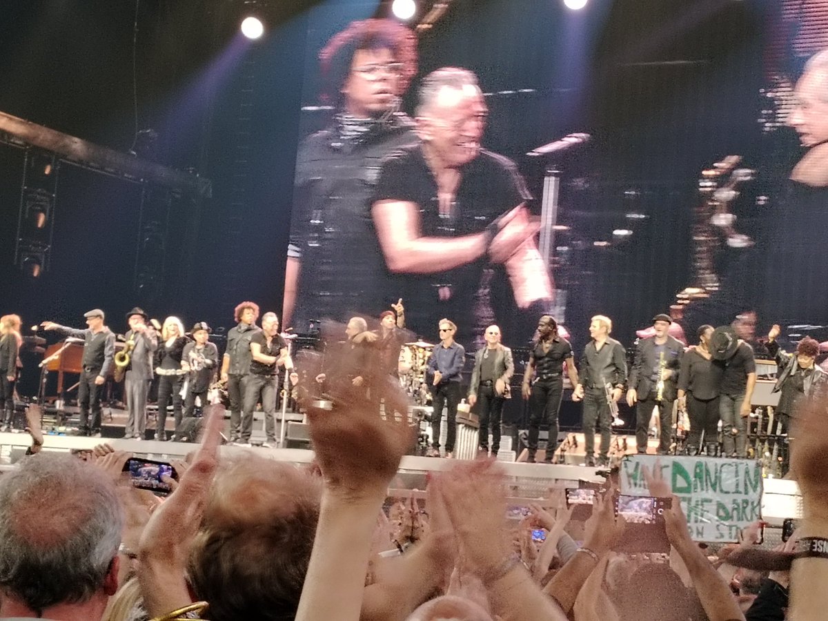 MaionOvivier's tweet image. Quand 1 semaine après tu as toujours la tête dans les étoiles comme le drapeau américain qui flottait au dessus de la scène.. 🌟 Thank U @springsteen and the E street band ❤️❤️😍 #SpringsteenTour2023 #springsteenparis @BruceTourNews @StevieVanZandt