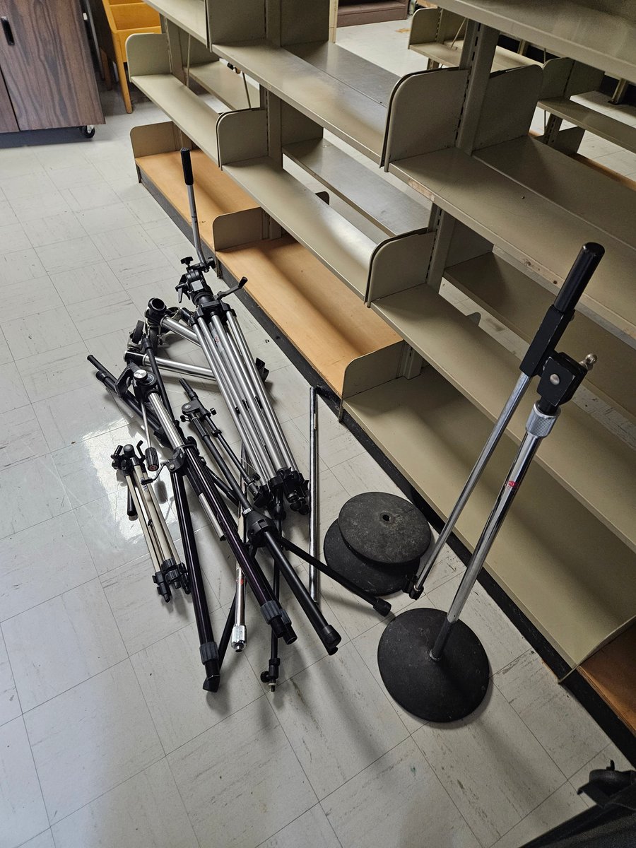 Watson_Library's tweet image. Due to our upcoming renovations, Watson Library has to get rid of some furniture. We will soon be throwing this away, but would like to offer it for FREE! If interested, please visit the library from 8:00am - 5:00pm Mon-Thurs, and 8:00am - Noon on Fridays.