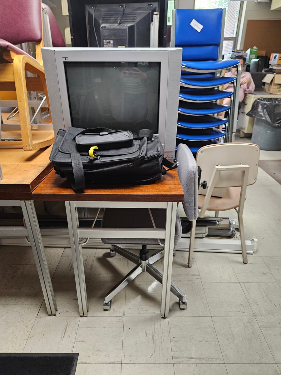 Watson_Library's tweet image. Due to our upcoming renovations, Watson Library has to get rid of some furniture. We will soon be throwing this away, but would like to offer it for FREE! If interested, please visit the library from 8:00am - 5:00pm Mon-Thurs, and 8:00am - Noon on Fridays.