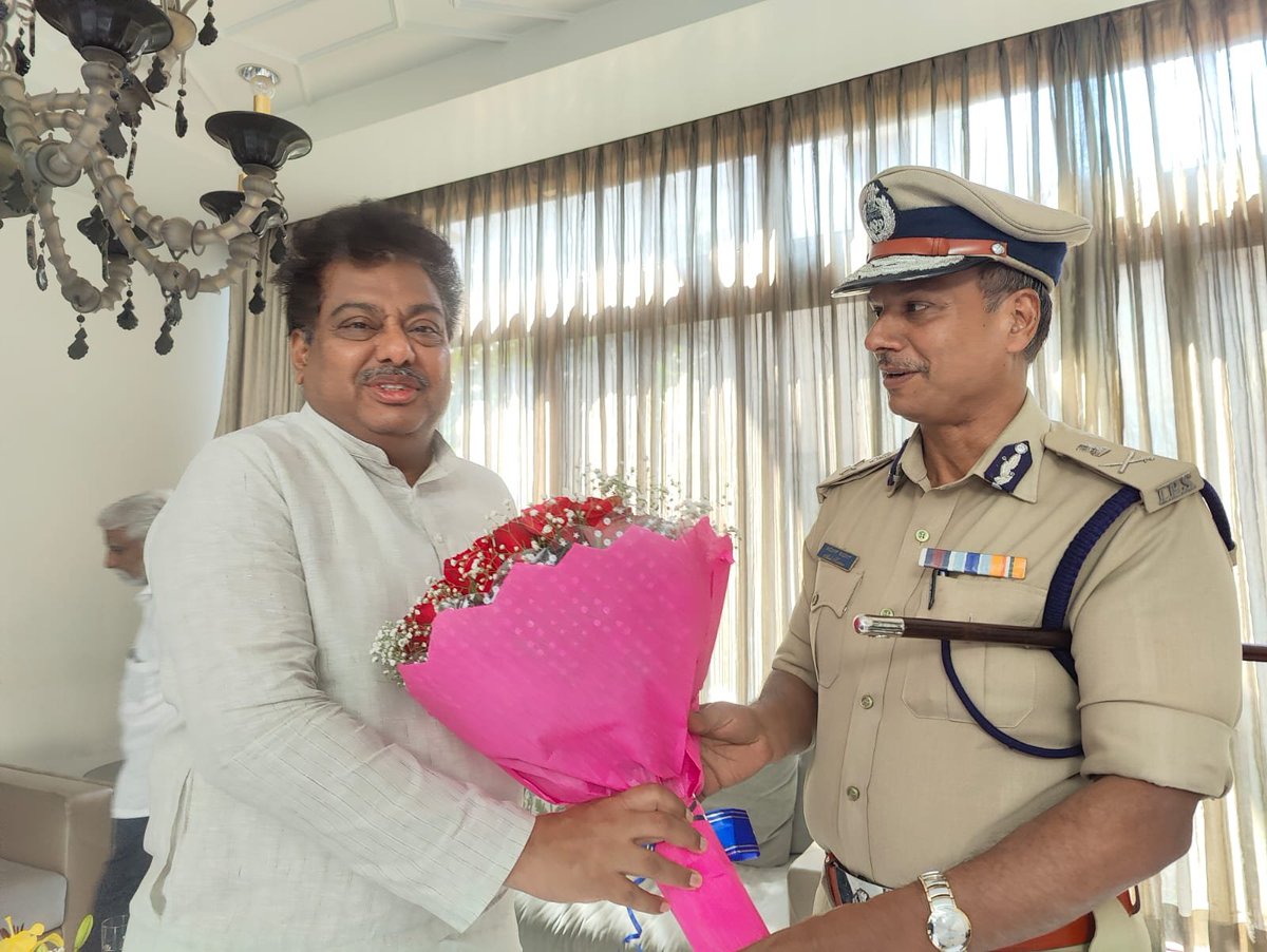 ಹಿರಿಯ ಐಪಿಎಸ್ ಅಧಿಕಾರಿ ಹಾಗೂ ಕಾನೂನು ಸುವ್ಯವಸ್ಥೆ ವಿಭಾಗದ ಎಡಿಜಿಪಿಯವರಾದ ಶ್ರೀ <a href="/alokkumar6994/">alok kumar</a>  ಅವರು ಬೆಂಗಳೂರಿನ ನಮ್ಮ ನಮ್ಮ ನಿವಾಸಕ್ಕೆ ಆಗಮಿಸಿ ಶುಭ ಹಾರೈಸಿದರು. ಅವರಿಗೆ ಧನ್ಯವಾದಗಳು.