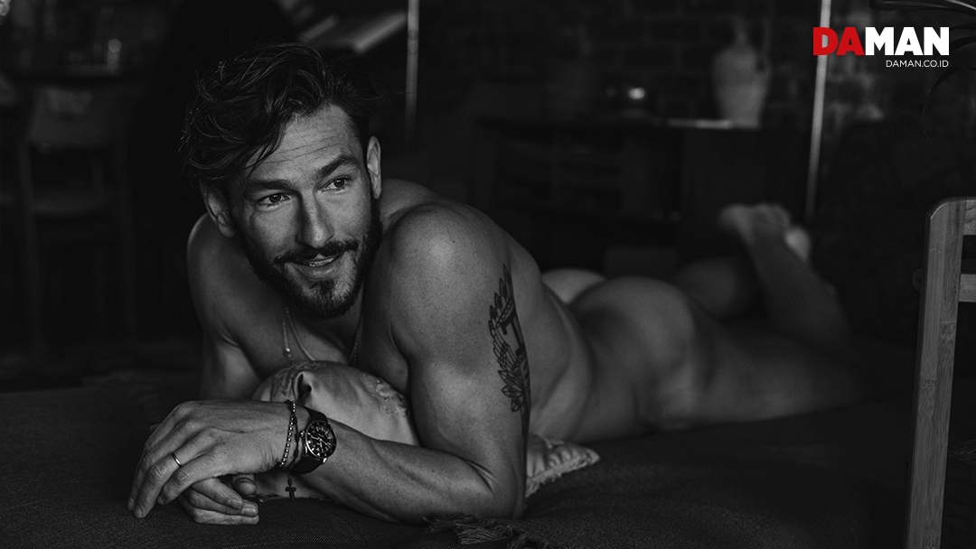 "So being aware of my size does play a role. Do I worry about being super lean day in and day out? No," Parker Gregory

The veteran American model  also opens up about his motivations for becoming a personal trainer

Read more here daman.co.id/the-hype-beast…