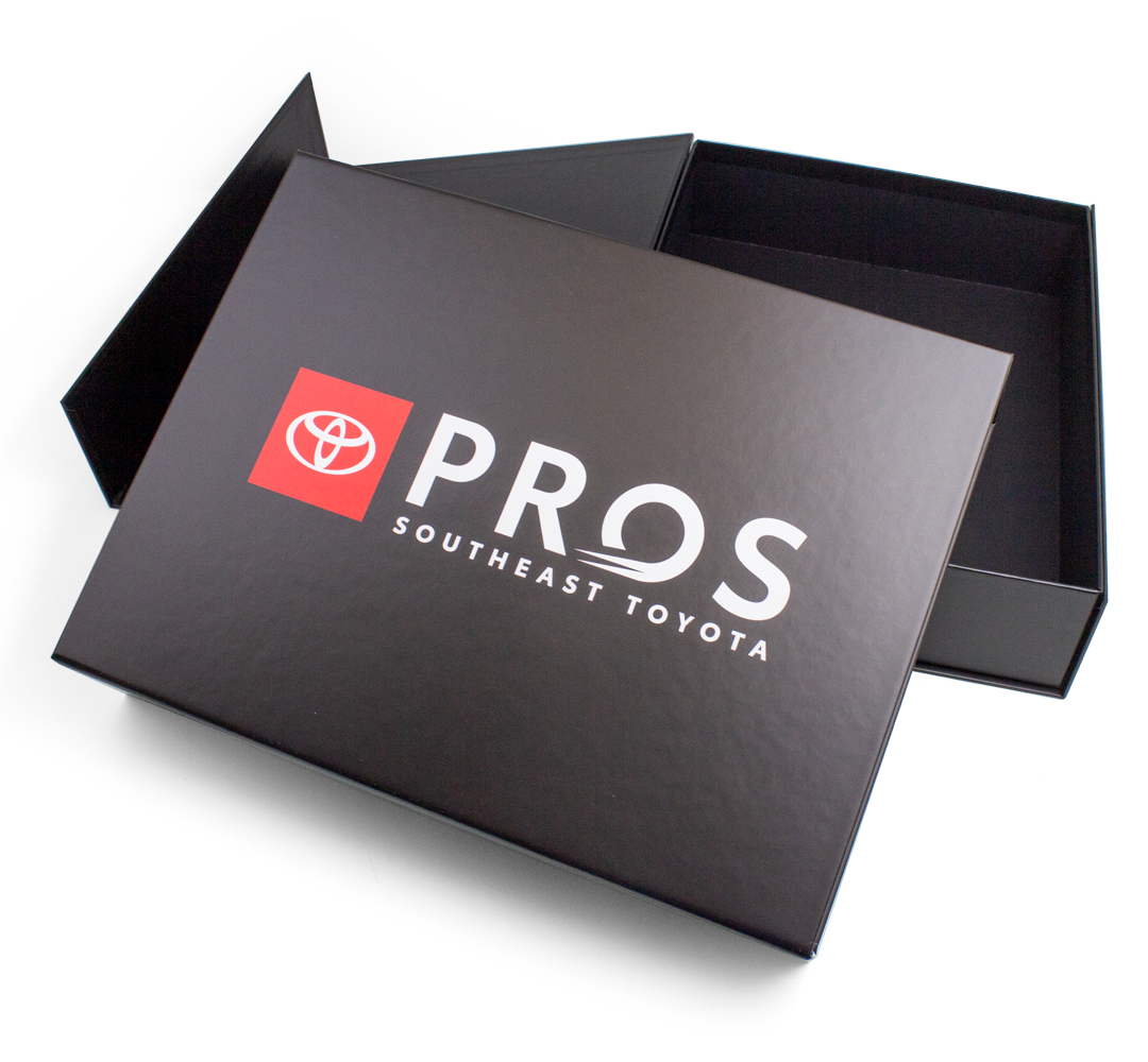 SunpackDotCom's tweet image. Happy MagBox Monday! Create maximum marketing impact with memorable sales kits made to generate a buzz about your product. #repeatcustomer #MagBox #magboxmonday #luxurypackaging #branding #brandbox #marketing #packagingdesign #southeasttoyota #cardealer #ToyotaDealership #toyota