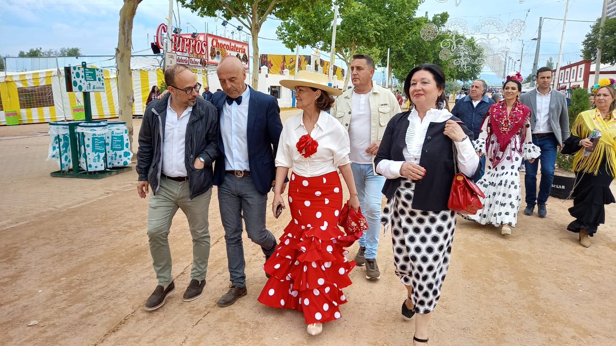 AntonioHurtado's tweet photo. En un paseo por el ferial. #Esperanza #ElCambioParaCórdoba #AntonioHurtado #VotaPSOE 🌈💚🌹 https://t.co/4ciAnlIfKF