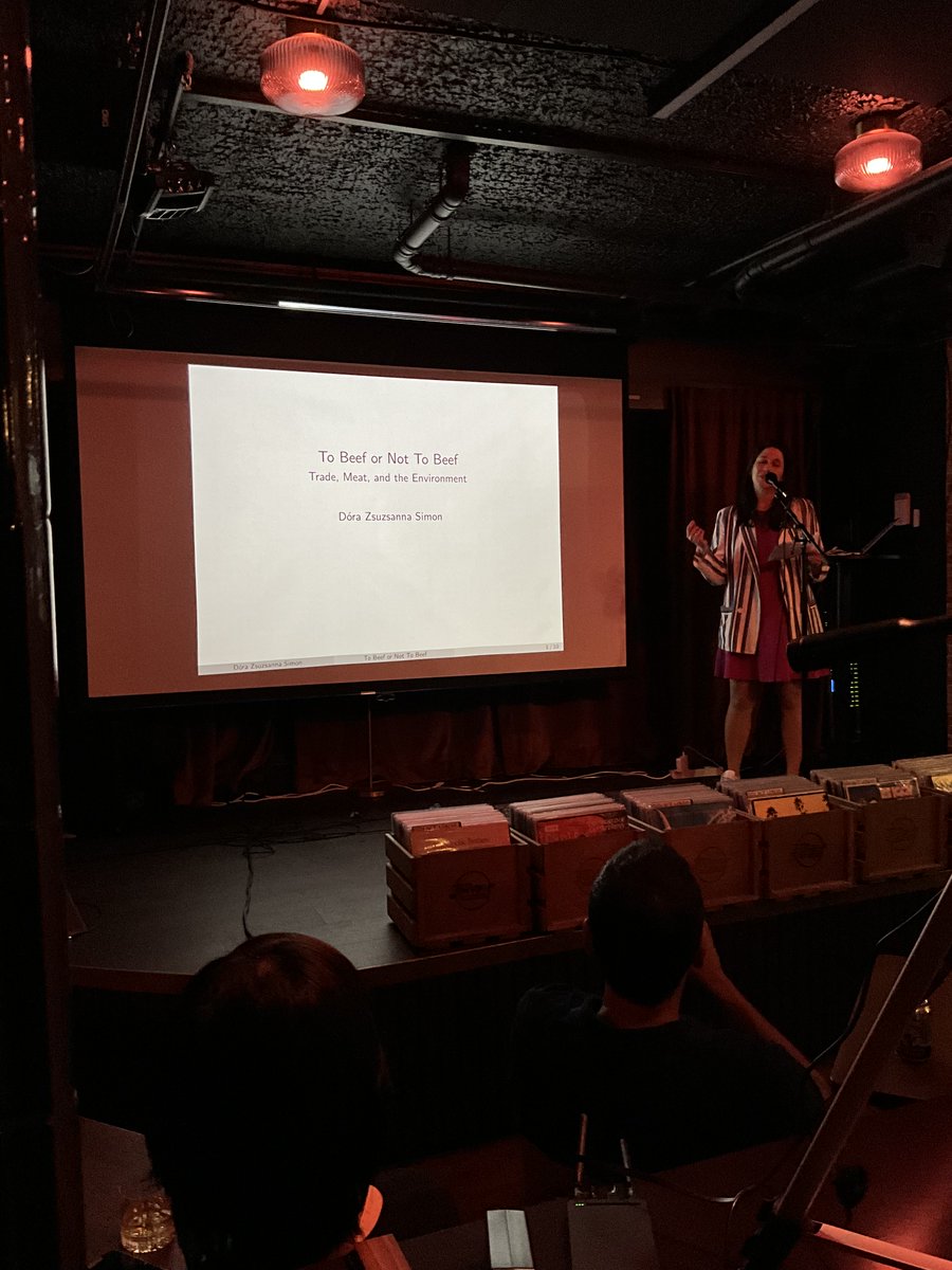 And we are live #pint23 <a href="/pintofscienceNO/">Pint of Science Norway</a>! Dora Simon tells us about Zero Beef: Trade, Meat and the Environment. <a href="/UiSBusiness/">UiS Business School</a> <a href="/UniStavanger/">Universitetet i Stavanger</a>