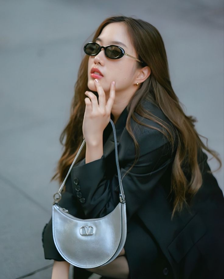 kimkoa_vira's tweet photo. My Queen 🖤
#srchfreen
#MaisonValentino
#VALENTINOGARAVANI
#UnboxingValentino
#LocoBag https://t.co/0pS08lxaPo