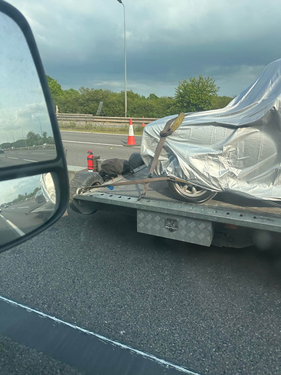 UPDATE! 🚨 ⚠️ 

These are real-time images, sent to me a few minutes ago on the M5 towards Solihull.

<a href="/WMPolice/">West Midlands Police</a> have been alerted but are yet to respond.

Please keep your eyes peeled in the area. 

<a href="/QuentinWillson/">Quentin Willson</a> 👀