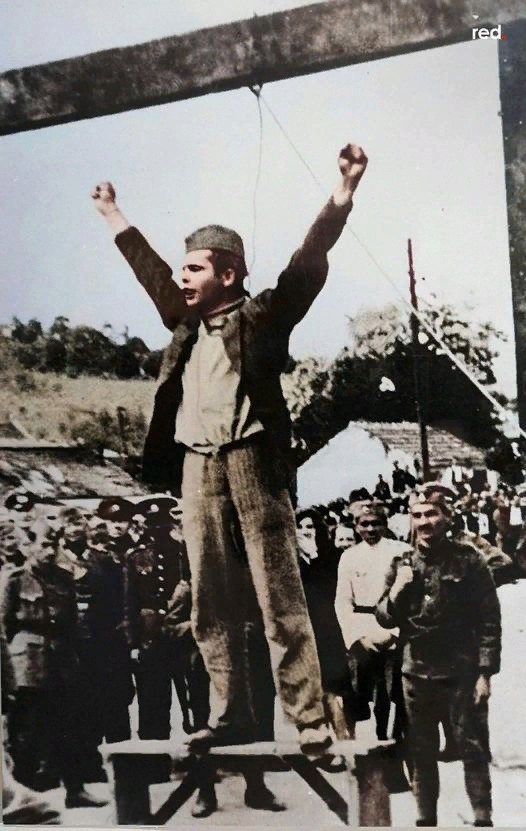 22 мая 1942 года югославский коммунист Степан Филипович взошёл на виселицу, с верёвкой на шее вскинул кулаки вверх, и выкрикнул последние слова насильно согнанным на площадь людям: «Смерть фашизму, свобода народу!» Эти слова стали лозунгом и символом партизанского движения.
