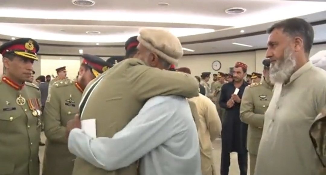 PakArmyYes's tweet photo. Langra Shaitan kia janay shaheed ki ahmiyat. Tamam fauj aur Pakistan apne sipa salaar k sth khre hain.

#IKMirJaffar 
#AbsolutelyYes 
#AbsolutelyCaught 
#Pakistan 
#OurArmyOurPride https://t.co/qiucHcFJ4V
