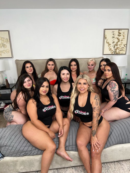 🏡 𝑯𝑶𝑬 𝑯𝑶𝑼𝑺𝑬 𝑩𝑨𝑫𝑫𝑰𝑬𝑺 𝑪𝑶𝑳𝑳𝑨𝑩💙  Let me introduce you to all my sexy baddie friends!  Who do you like the<a href="/tag/tbthursday"class="tags"><span>#tbthursday</span></a>