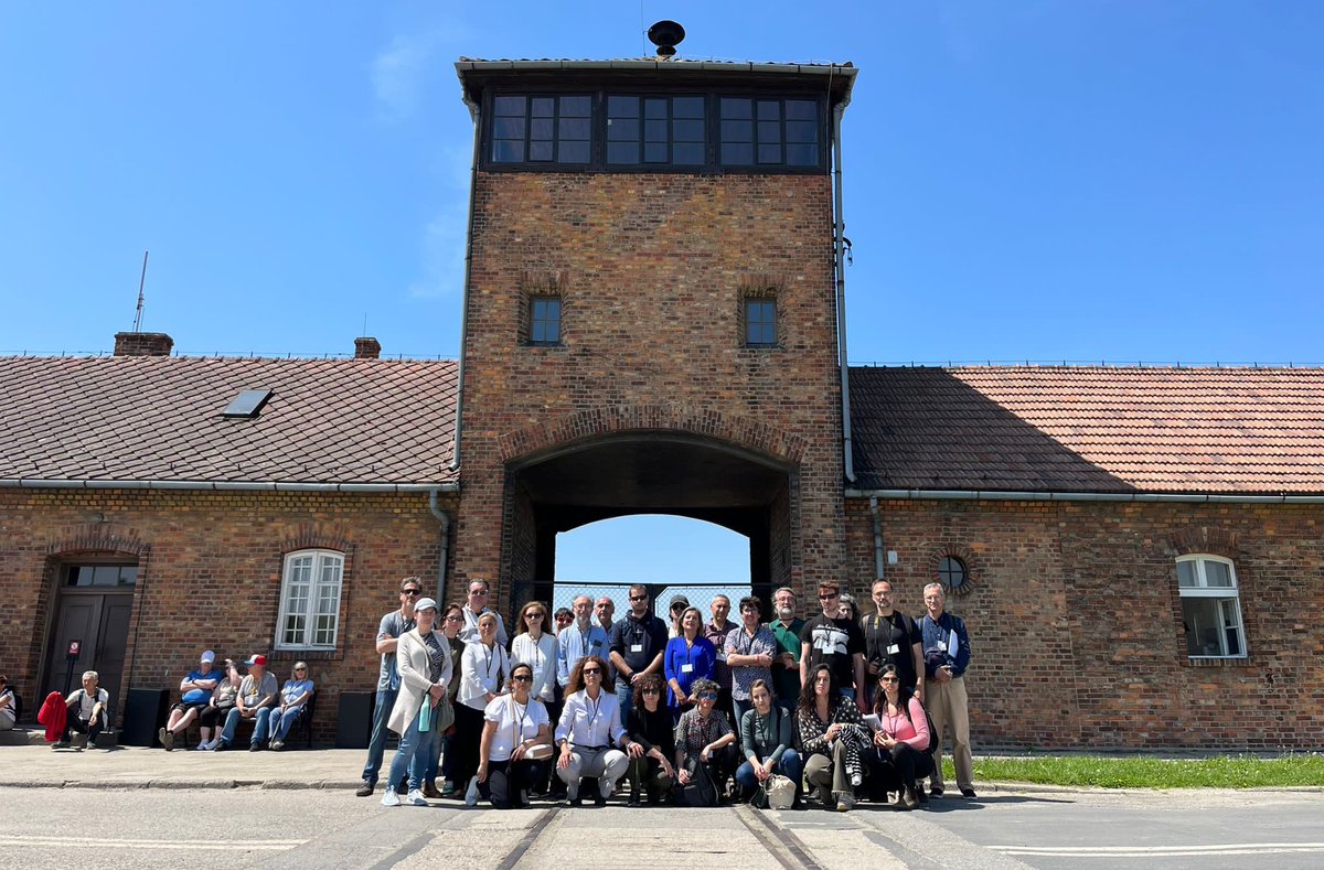 📸 En estos días <a href="/SefaradIsrael/">Centro Sefarad-Israel</a> y <a href="/yadvashem/">Yad Vashem</a> hemos puesto en marcha un viaje formativo para profesores españoles al <a href="/AuschwitzMuseum/">Auschwitz Memorial</a> en el que los docentes profundizarán en la enseñanza del #Holocausto