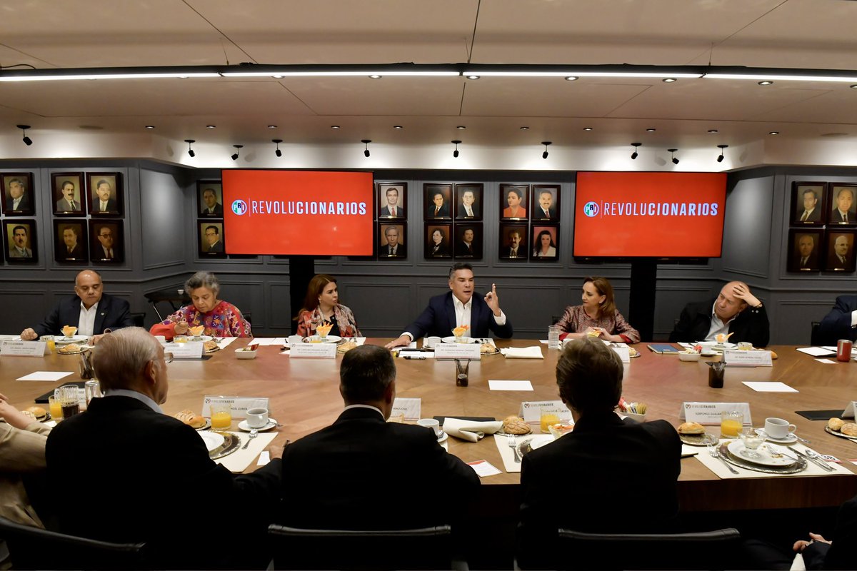 alitomorenoc's tweet photo. Estamos reunidos con @BeatrizParedes, @ruizmassieu, @edelamadrid, @ildefonsogv, @A_Gurria y @alejandromurat, perfiles importantes de nuestro partido, con la capacidad y experiencia para enfrentar los retos que vive México. ¡El PRI siempre pondrá por delante el bien del país! 💪🏼🇲🇽 https://t.co/2D7Gvp4gxg