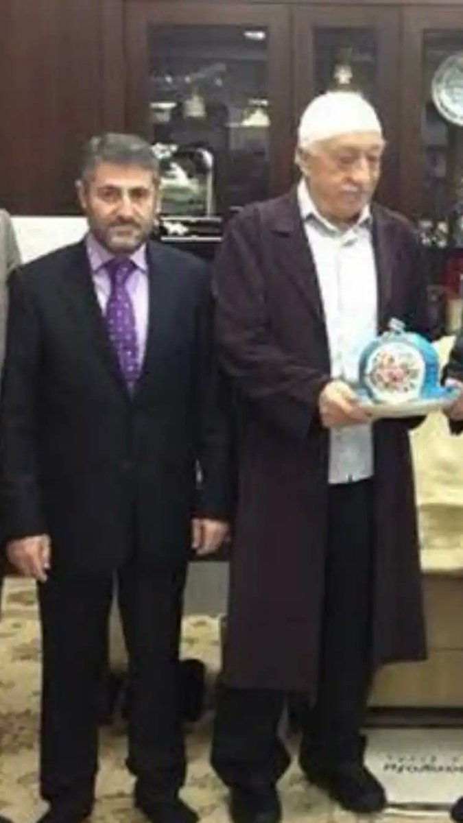 Hazine ve Maliye Bakanı Nureddin Nebati bugün sosyal medyada paylaştığı fotoğrafta FETÖ lideri Gülen'in yanına giderken giydiği kravatı taktığı görüldü. (Odatv)