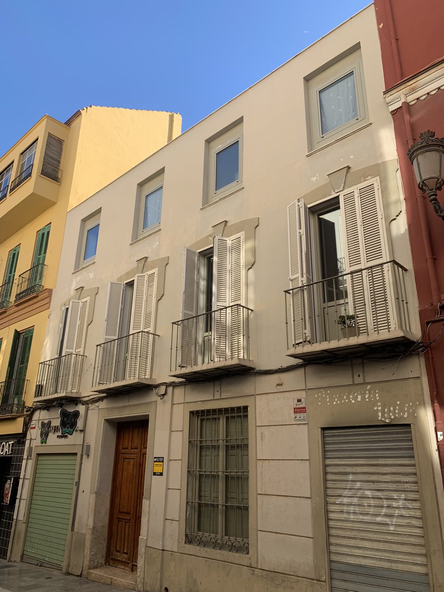 2010 VS 2023 
🤖🦿🦾
Hacía mucho que no nos fijábamos en los transformers del centro de Málaga.
📍C/ Madre de Dios