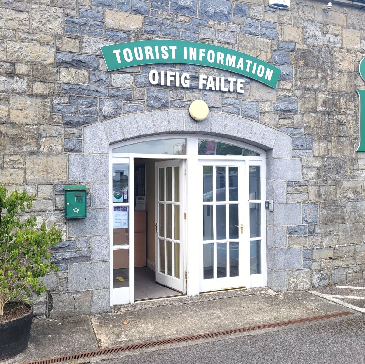 leitrimtourism's tweet photo. Drop by our main Tourist Information Office located in picturesque Carrick on Shannon, and let our friendly team help you create the perfect itinerary. 📍🗺️ 
⁠
For more on our Tourist Office, visit our website 👉️https://t.co/VHyTFuhz5R

#LeitrimTourism #enjoyleitrim https://t.co/eWiuiUrFvE