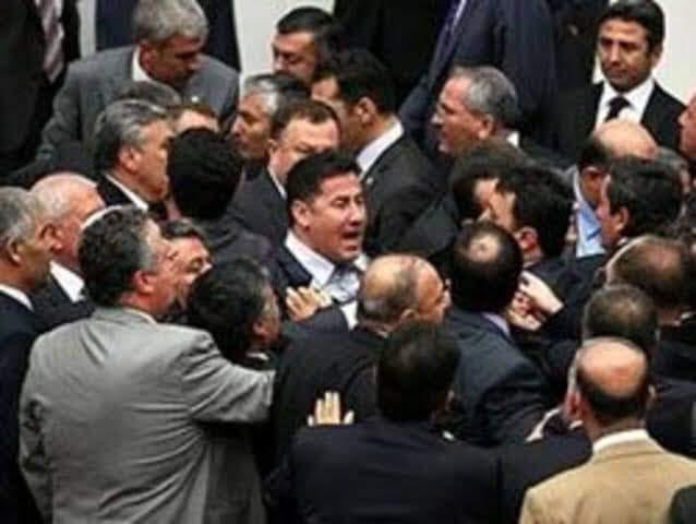 4 Ağustos 2014. TBMM de, Herkes için Demokrasi mücadelesi verirken Sayın Oğan’ın şahsına, temsil ettiği fikir ve inanç dünyasına atılan alçakça yumruk.
 Sn OĞAN’a bu yumruğun hesabını sorması için Milletimiz mukaddes bir görev verdi saat 5 te göreceğiz o eli Kıracak mı Öpecek mi