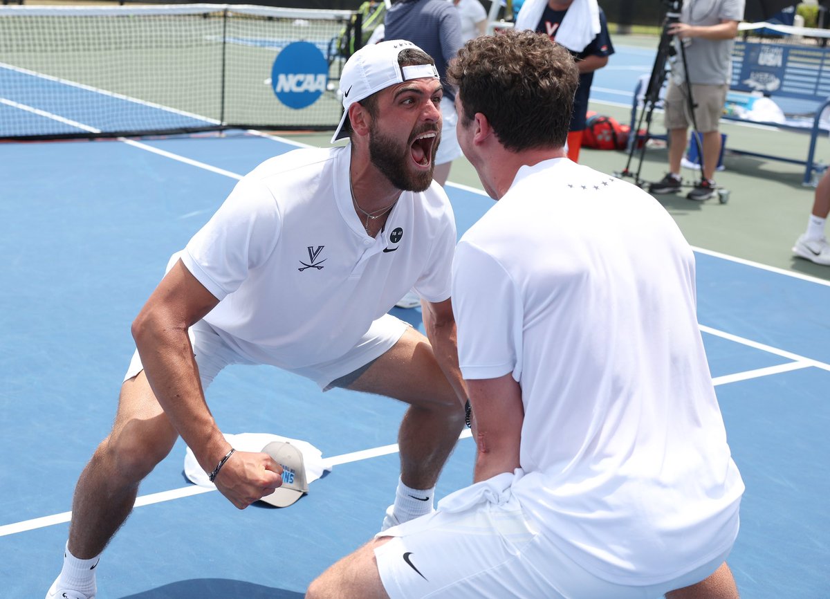 wtfuva's tweet photo. #RT @VirginiaSports: RT @MattRileyPhoto: CHAMPIONS AGAIN!!!!!!
🏆🏆🏆🏆🏆🏆
Photo Album from @UVAMensTennis title number six!
📸📸📸📸📸📸

https://t.co/mvHF1fpxsG

#GoHoos #NCAATennis 🔶⚔️🔷 https://t.co/ED6QouHF3l