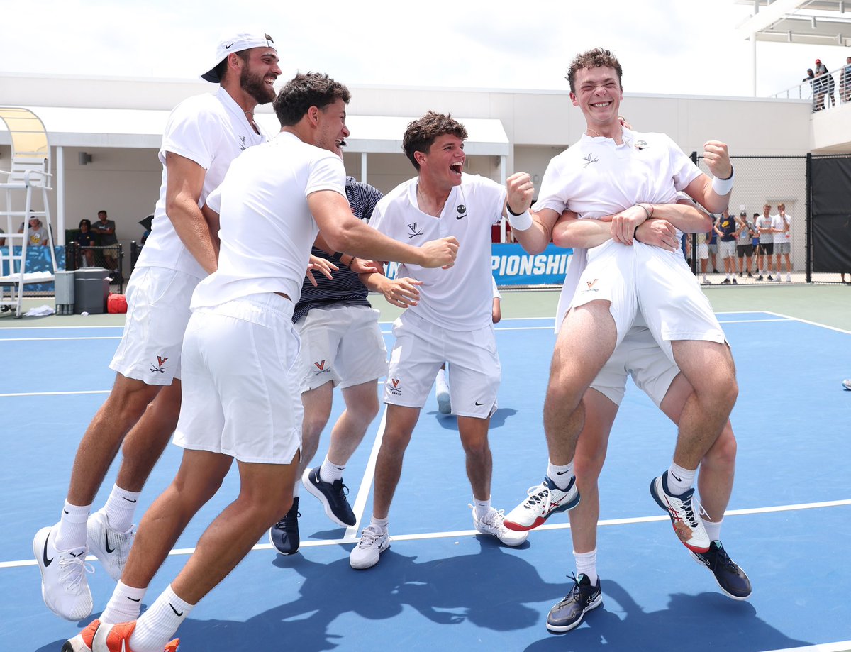 wtfuva's tweet photo. #RT @VirginiaSports: RT @MattRileyPhoto: CHAMPIONS AGAIN!!!!!!
🏆🏆🏆🏆🏆🏆
Photo Album from @UVAMensTennis title number six!
📸📸📸📸📸📸

https://t.co/mvHF1fpxsG

#GoHoos #NCAATennis 🔶⚔️🔷 https://t.co/ED6QouHF3l
