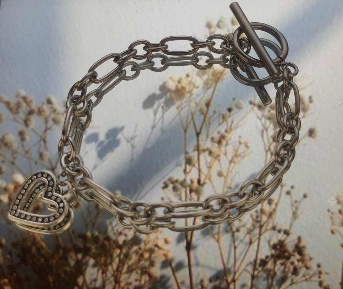 merlyn___'s tweet photo. holis, estoy haciendo estas pulseras para vender, ayúdenme compartiendo para no morir de hambre ya que sigo en Cuba. 
Es en Santa Clara 
✨
https://t.co/T1XsEHSkym https://t.co/tNxSPI7fGn