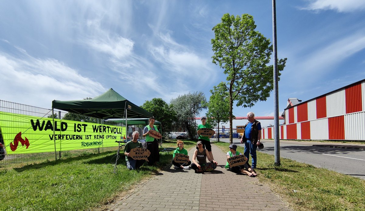 Wir haben heute vor #Wismar Pellets protestiert. Das Unternehmen gehört dem Kohlekonzern LEAG. Statt Kohle nun Holz zu verfeuern, ist die schlechteste Idee! Wir brauchen intakte Wälder als CO2 Speicher!
#StopFakeRenewables
#Energiewende
#Klimakrise
robinwood.de/pressemitteilu…