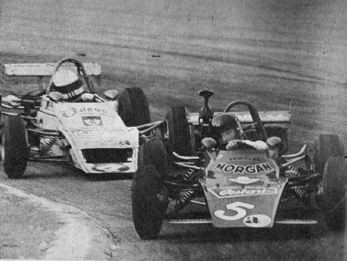Pasiontuerca's tweet photo. 22 DE MAYO 1977: La MA F2 y F4 corren en el Juan M. Fangio de Balcarce y en la mayor gano @AngelGuerra53 con Lotus-Vinto-Renault sobre Jorge Baruscotti con Crespi-Renault, en la menor triunfo Juan J. Reybet con Crespi-Renault a 136,102kph #MAF2 #MAF4 #Balcarce #MAGuerra #Reybet https://t.co/mZ4LLDT2K7