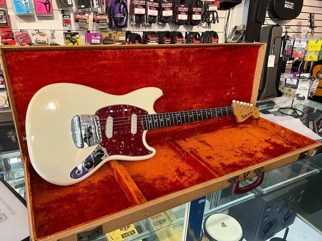 1964 Fender Mustang now available!  #fender #mustang #fendermustang #electricguitar #vintage #shoplocal #westmont instagr.am/p/Csi7OdPLmq6/