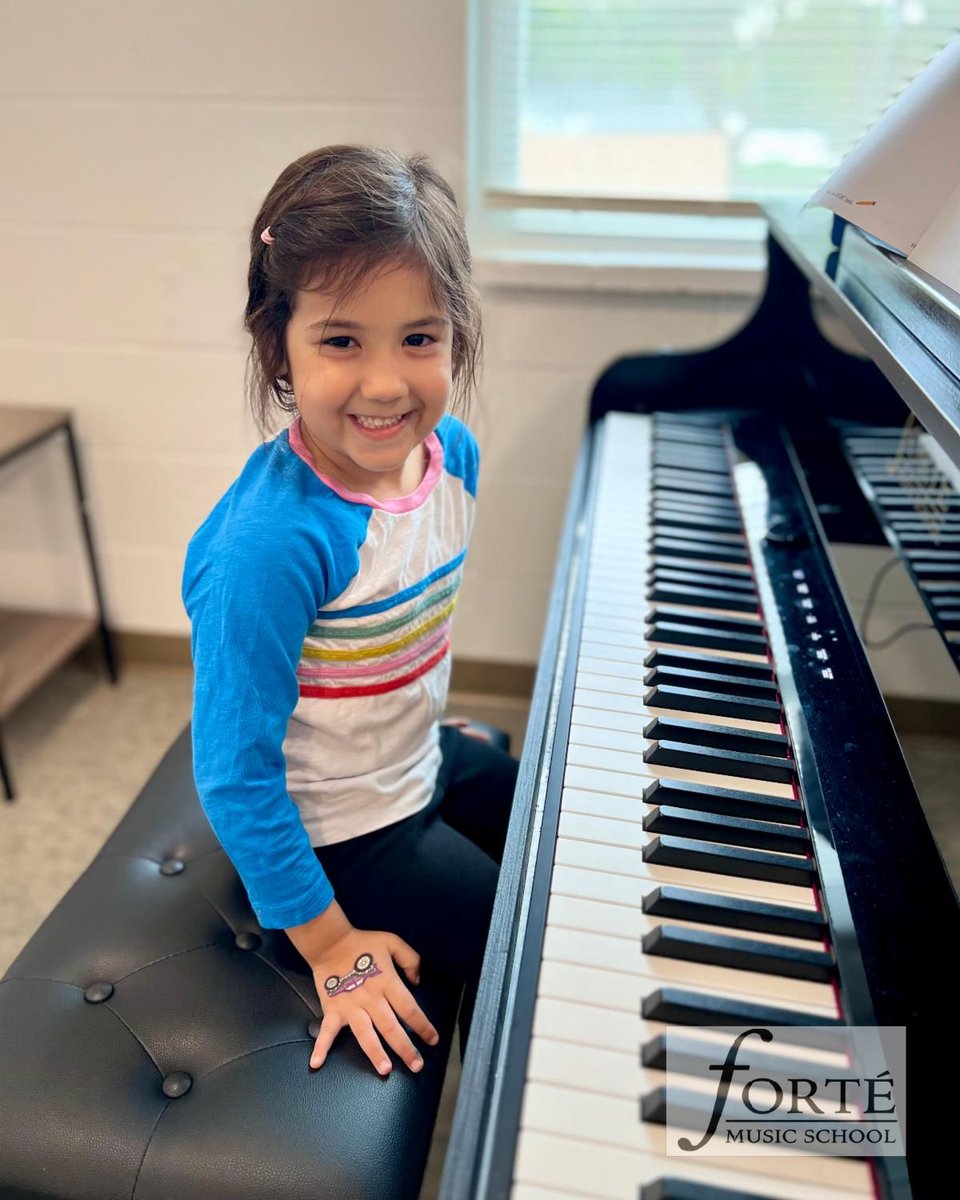ForteMusic419's tweet image. We&apos;re happy to introduce Soli! 🌟She loved her first lesson learning piano with our amazing teacher Deja! 🎹

#pianolessons #musiclessons #pianolessonsforkids #pianolessonsforadults #pianolessonsforbeginners #pianolessonstoledo #pianolessonsnearme