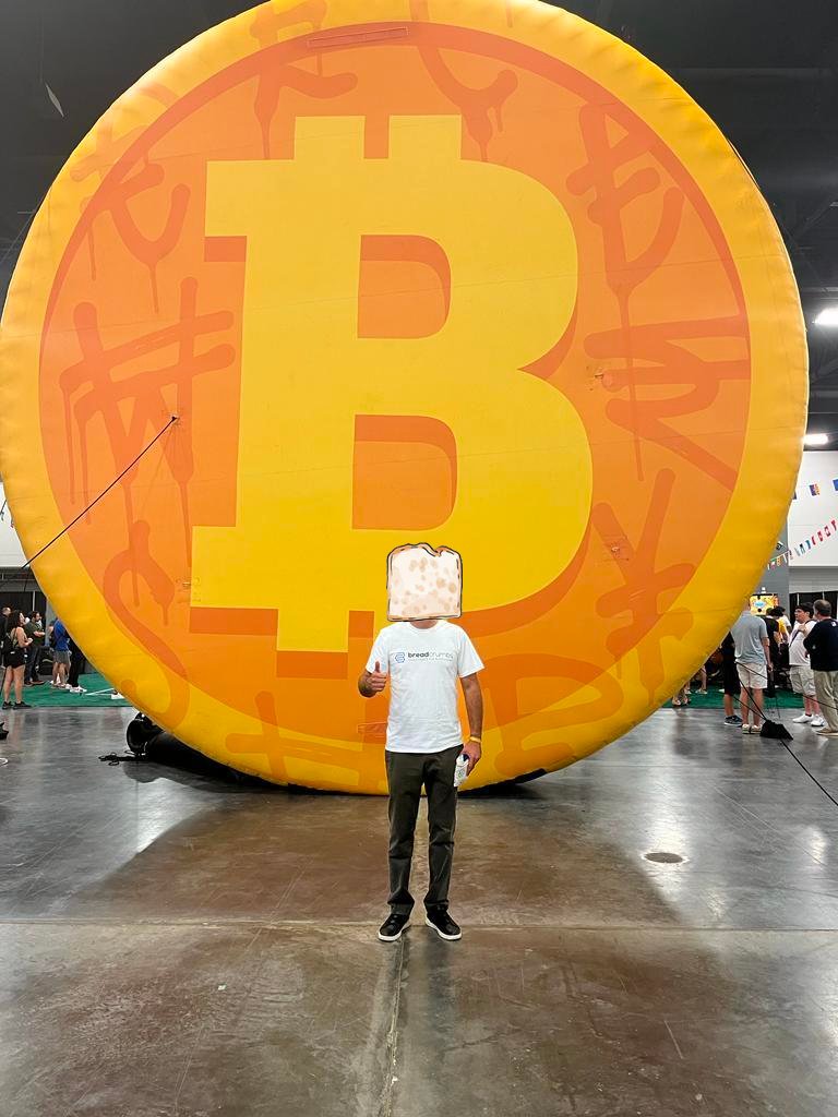 AppBreadcrumbs's tweet image. ☀️ Rise and shine 🇺🇸

Here's a snap of one of our incredible team members at #BitcoinMiami