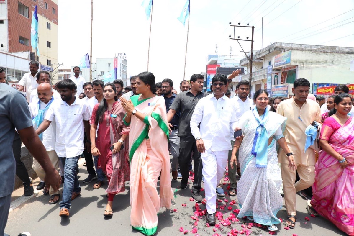 realyssharmila's tweet photo. ‘లక్ష్మీదేవిపల్లి రిజర్వాయర్’ నిర్మాణంపై కేసీఆర్ మొండివైఖరిని నిరసిస్తూ షాద్ నగర్ పట్టణంలో అఖిలపక్షం ఆధ్వర్యంలో నిర్వహించిన మహాధర్నాలో పాల్గొనడం జరిగింది. తెలంగాణ ఏర్పడ్డాక ప్రారంభించిన తొలి ప్రాజెక్టును కేసీఆర్ తొమ్మిదేండ్లయినా పూర్తి చేయలేదు. YSR గారు భీమా, కోయిల్‌సాగర్, నెట్టెంపాడు, SLBC ద్వారా లక్షల ఎకరాల్లో పాలమూరు ప్రజలకు నీళ్లు అందిస్తే.. కేసీఆర్ మాత్రం ‘పాలమూరు-రంగారెడ్డి’ని పడావు పెట్టారు. కేసీఆర్ కమీషన్లు దోచుకొని, కమీషన్ల చంద్రశేఖర్ రావుగా మారారు కానీ ఈ  ప్రాజెక్టును మాత్రం పూర్తి చేయలేదు. ఈ ప్రాజెక్టుకు జాతీయ హోదా ఇస్తామన్న మతతత్వ బీజేపీ ప్రభుత్వం సైతం మోసం చేసింది. YSR తెలంగాణ పార్టీ అధికారంలోకి వచ్చిన వెంటనే పాలమూరు-రంగారెడ్డి ప్రాజెక్టును, లక్ష్మీదేవి పల్లి రిజర్వాయర్ ను పూర్తి చేస్తాం.