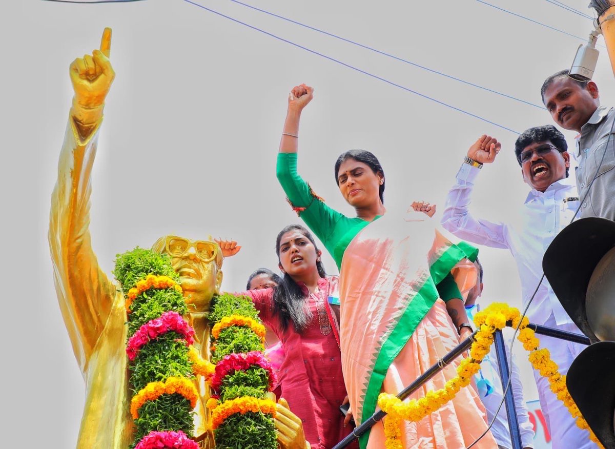 realyssharmila's tweet photo. ‘లక్ష్మీదేవిపల్లి రిజర్వాయర్’ నిర్మాణంపై కేసీఆర్ మొండివైఖరిని నిరసిస్తూ షాద్ నగర్ పట్టణంలో అఖిలపక్షం ఆధ్వర్యంలో నిర్వహించిన మహాధర్నాలో పాల్గొనడం జరిగింది. తెలంగాణ ఏర్పడ్డాక ప్రారంభించిన తొలి ప్రాజెక్టును కేసీఆర్ తొమ్మిదేండ్లయినా పూర్తి చేయలేదు. YSR గారు భీమా, కోయిల్‌సాగర్, నెట్టెంపాడు, SLBC ద్వారా లక్షల ఎకరాల్లో పాలమూరు ప్రజలకు నీళ్లు అందిస్తే.. కేసీఆర్ మాత్రం ‘పాలమూరు-రంగారెడ్డి’ని పడావు పెట్టారు. కేసీఆర్ కమీషన్లు దోచుకొని, కమీషన్ల చంద్రశేఖర్ రావుగా మారారు కానీ ఈ  ప్రాజెక్టును మాత్రం పూర్తి చేయలేదు. ఈ ప్రాజెక్టుకు జాతీయ హోదా ఇస్తామన్న మతతత్వ బీజేపీ ప్రభుత్వం సైతం మోసం చేసింది. YSR తెలంగాణ పార్టీ అధికారంలోకి వచ్చిన వెంటనే పాలమూరు-రంగారెడ్డి ప్రాజెక్టును, లక్ష్మీదేవి పల్లి రిజర్వాయర్ ను పూర్తి చేస్తాం.