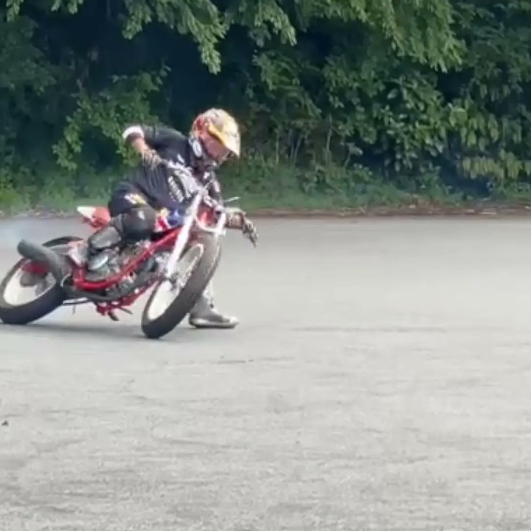 FTR250CRF450's tweet photo. レストアFTR250のスライド!
スライド試走は上出来だった~
しかし、パワー不足から急遽エンジンOHと改良
#FTR250
#ダートトラック
#フラットトラック
#アスファルトスライド
#レストア
#エンジンOH
#RFVC
#バイク乗りとして軽く自己紹介 https://t.co/Y84sBLPWWC
