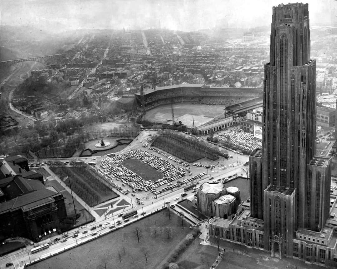 An incredible photo of the Cathedral of Learning looming over Forbes Field in Oakland was taken on April 30, 1949 from the #Pittsburgh Post-Gazette helicopter.

(Credit: Pittsburgh Post-Gazette)