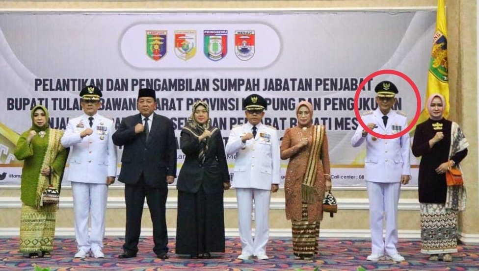 PartaiSocmed's tweet photo. Hari ini Gubernur Lampung melantik tiga Pj Bupati, salah satunya adalah Pj Bupati Pringsewu Adi Erlansyah yg tak lain adalah saudara iparnya sendiri. https://t.co/uxna9QjFCk