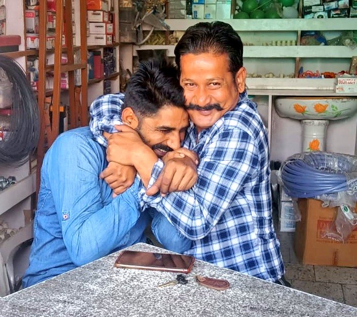 SikanderBhatiAd's tweet photo. छोटे भाई को जन्मदिन की ताबड़तोड़ बधाइयां मस्त रहो तंदुरुस्त रहो https://t.co/OyrMb5Hslp