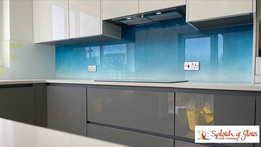 officialASOG's tweet image. This printed image and white glass splashback finished the  kitchen off perfectly! 👌 Not only does it protect your splash prone areas but also gives your space its very own personality!🤩 

#kitchen #kitchendesign #kitchendecor #kitcheninspiration #home #homedecor #homedesign