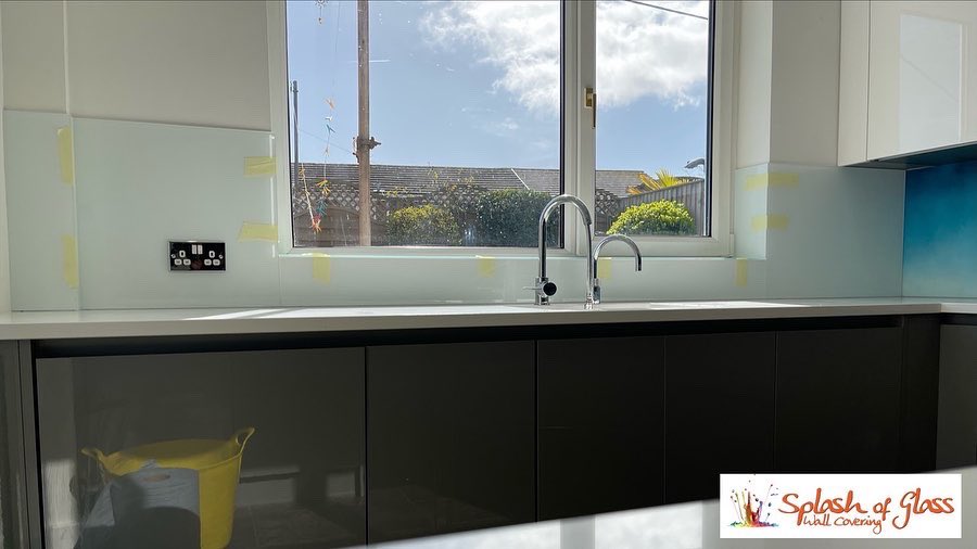 officialASOG's tweet image. This printed image and white glass splashback finished the  kitchen off perfectly! 👌 Not only does it protect your splash prone areas but also gives your space its very own personality!🤩 

#kitchen #kitchendesign #kitchendecor #kitcheninspiration #home #homedecor #homedesign