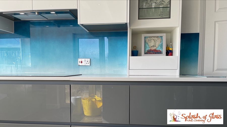 officialASOG's tweet image. This printed image and white glass splashback finished the  kitchen off perfectly! 👌 Not only does it protect your splash prone areas but also gives your space its very own personality!🤩 

#kitchen #kitchendesign #kitchendecor #kitcheninspiration #home #homedecor #homedesign