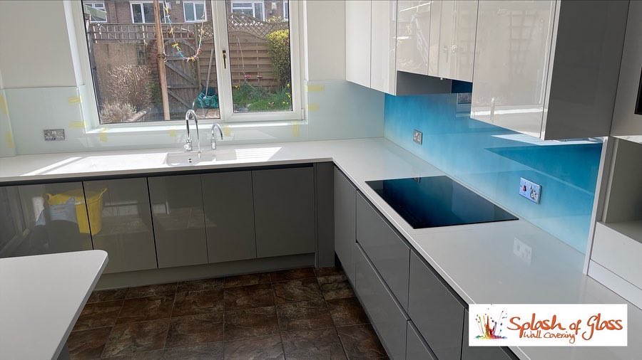 officialASOG's tweet image. This printed image and white glass splashback finished the  kitchen off perfectly! 👌 Not only does it protect your splash prone areas but also gives your space its very own personality!🤩 

#kitchen #kitchendesign #kitchendecor #kitcheninspiration #home #homedecor #homedesign